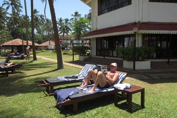 Hans in de tuin van het Tangerine Beach Hotel